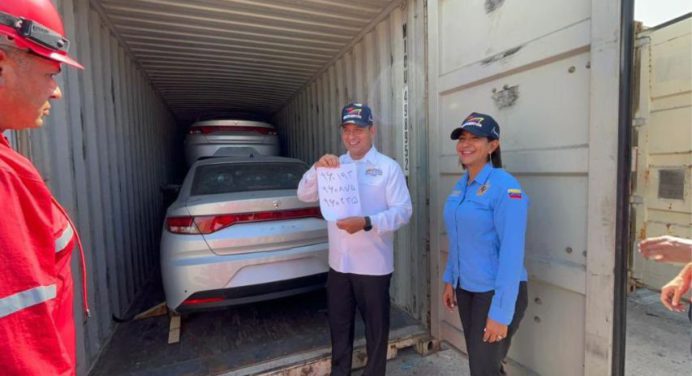 Venezuela recibe dos mil vehículos iraníes para su venta