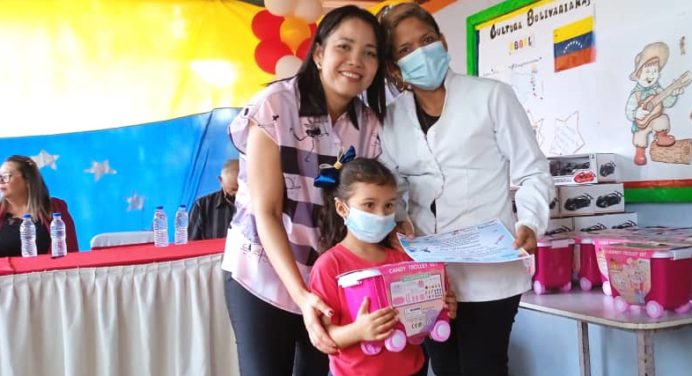 54 niños celebran su esquema completo de vacunación en Punta de Mata