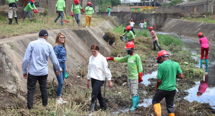 Ana Fuentes inspecciona trabajos de limpieza y saneamiento en caños de Maturín