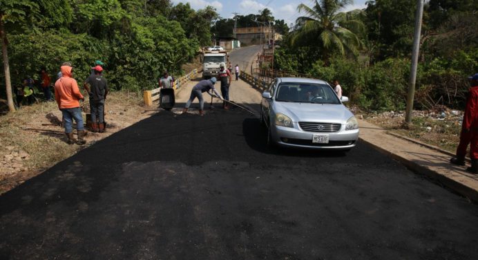 Asfaltan sectores Las Piñas y Palo Seco de Boquerón