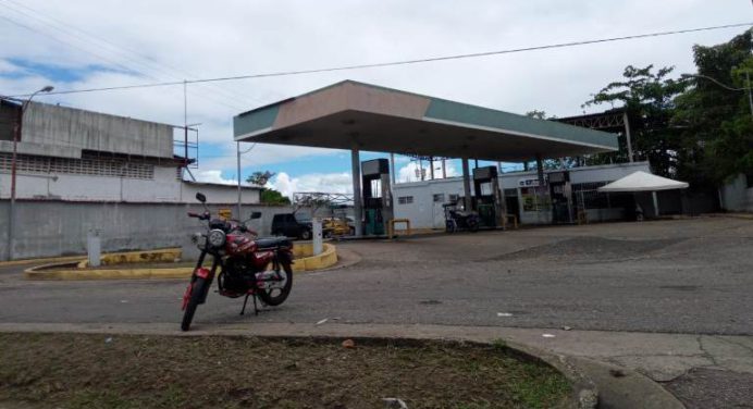 Bombas dolarizadas y subsidiadas con mucha cola y poca gasolina