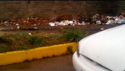 La calle 5 de Las Cocuizas está llena de basura