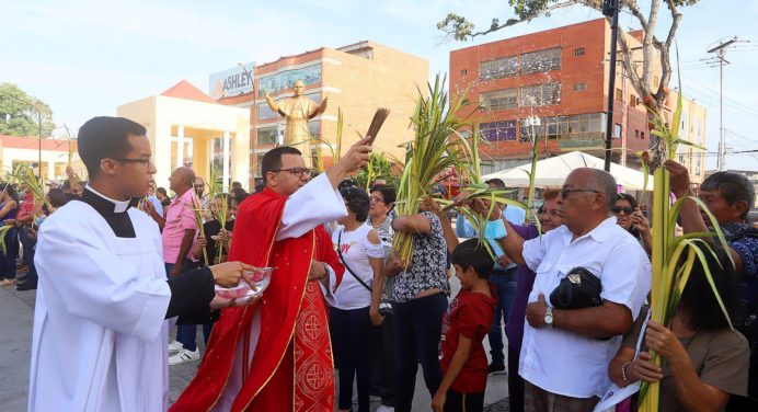 Catedral de Maturín lució repleta este domingo de ramos para la bendición de las palmas