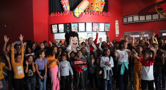 Cien pequeños viven la magia de la pantalla grande gracias a la fundación El Niño Simón