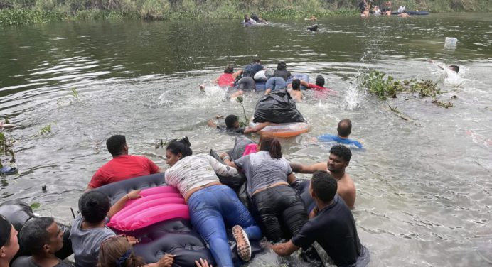Cientos de migrantes ignoran aviso de agentes mexicanos y cruzan al río Bravo