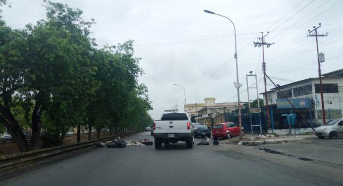 Con basura cerraron en Av. Orinoco por falta de combustible