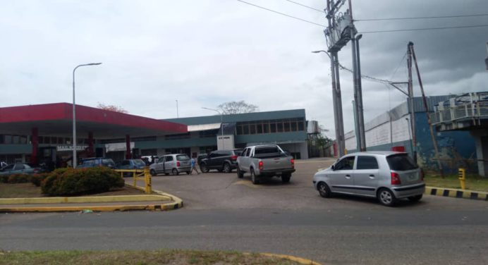 Con gasolina intermitente conductores pasan las de Caín en plena Semana Santa