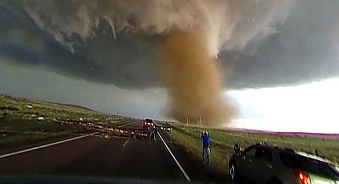 Devastador tornado golpea Arkansas y pone en alerta a otros estados de EEUU