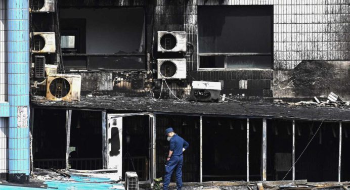 Doce detenidos por incendio en hospital de Pekín que acumula 29 muertes