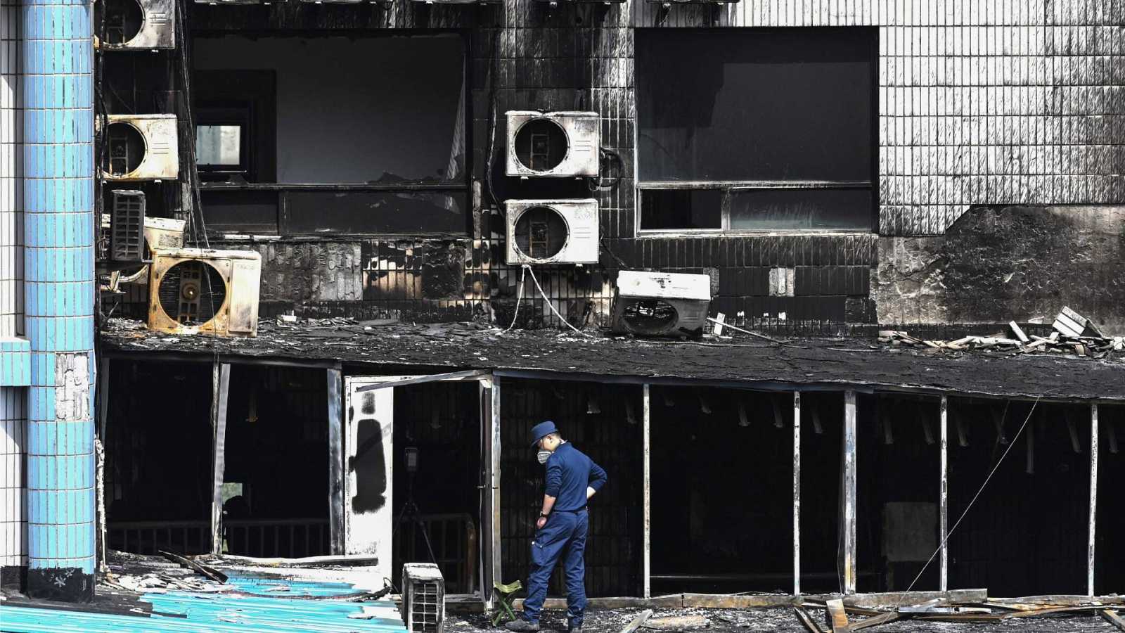 Doce detenidos por incendio en hospital de Pekín que acumula 29 muertes