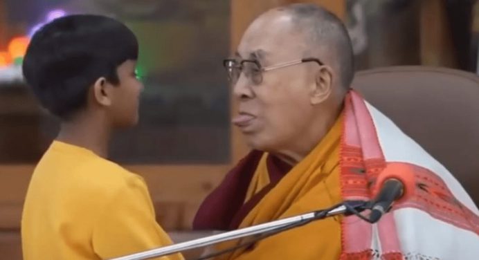 El Dalai Lama se disculpó por besar en la boca a un niño y pedirle que le “chupara la lengua”