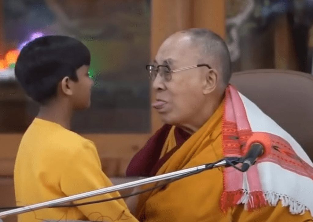 El Dalai Lama se disculpó por besar en la boca a un niño y pedirle que le “chupara la lengua”