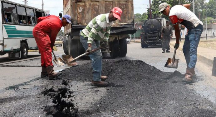 Ernesto Luna garantiza asfaltado y alumbrado vial en parroquias Las Cocuizas y La Pica