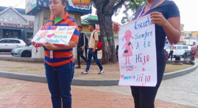 Funcionarios de Idenna toman plazas para brindar orientación a padres y representantes