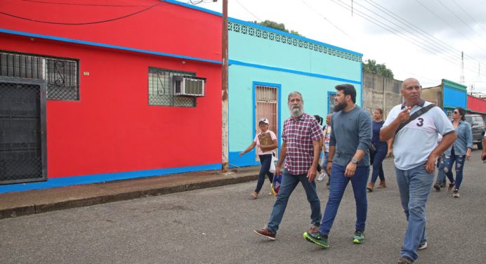 Gobernador Luna verifica avance de los trabajos de embellecimiento en la calle Pichincha