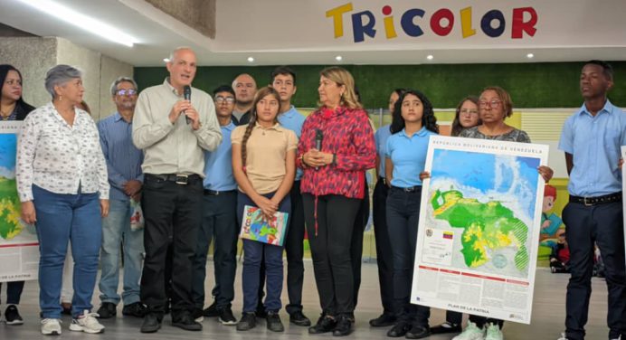 Ministra de Educación anuncia que repartirán 130.000 mapas de Venezuela en escuelas