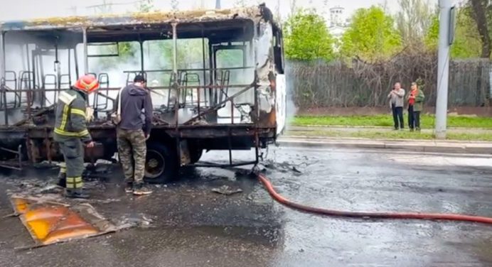 Impacto de un misil alcanza a un autobús en Donetsk dejando siete muertos
