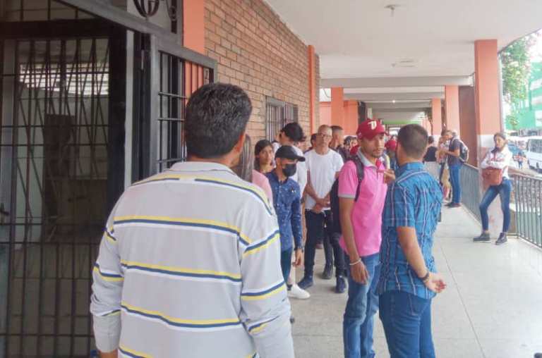 Jóvenes de Maturín se movilizan para hacer su registro ante el CNE