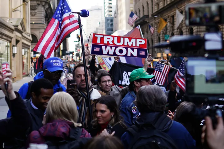 Los seguidores de Donald Trump están a la espera de la llegada del expresidente