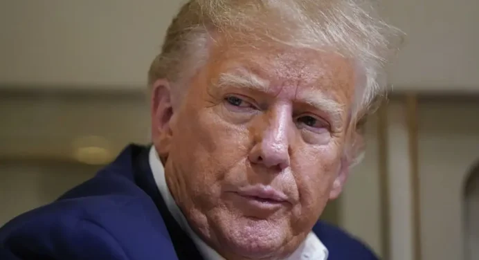 Juez prohíbe transmisión en vivo de lectura de cargos contra Donald Trump