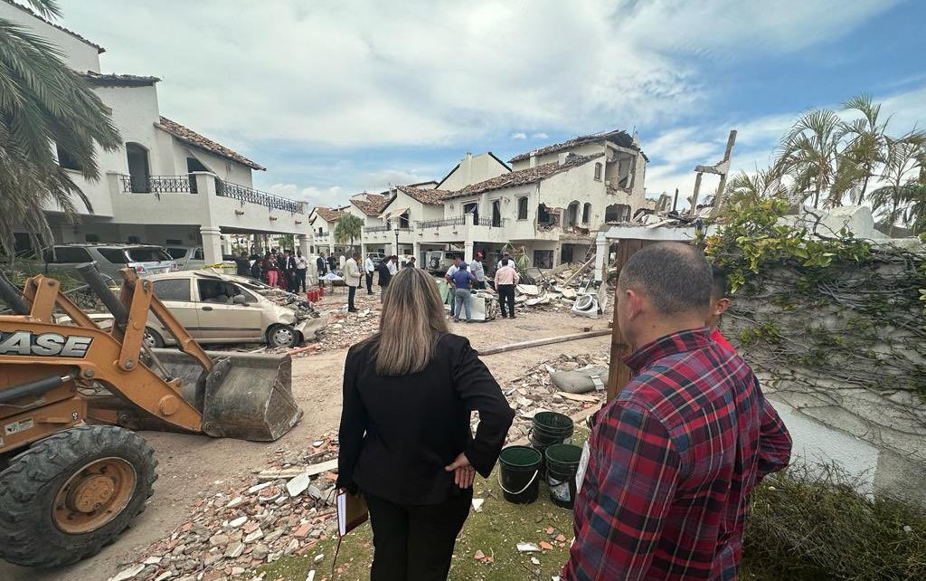 Investigan explosión de casa en Lechería