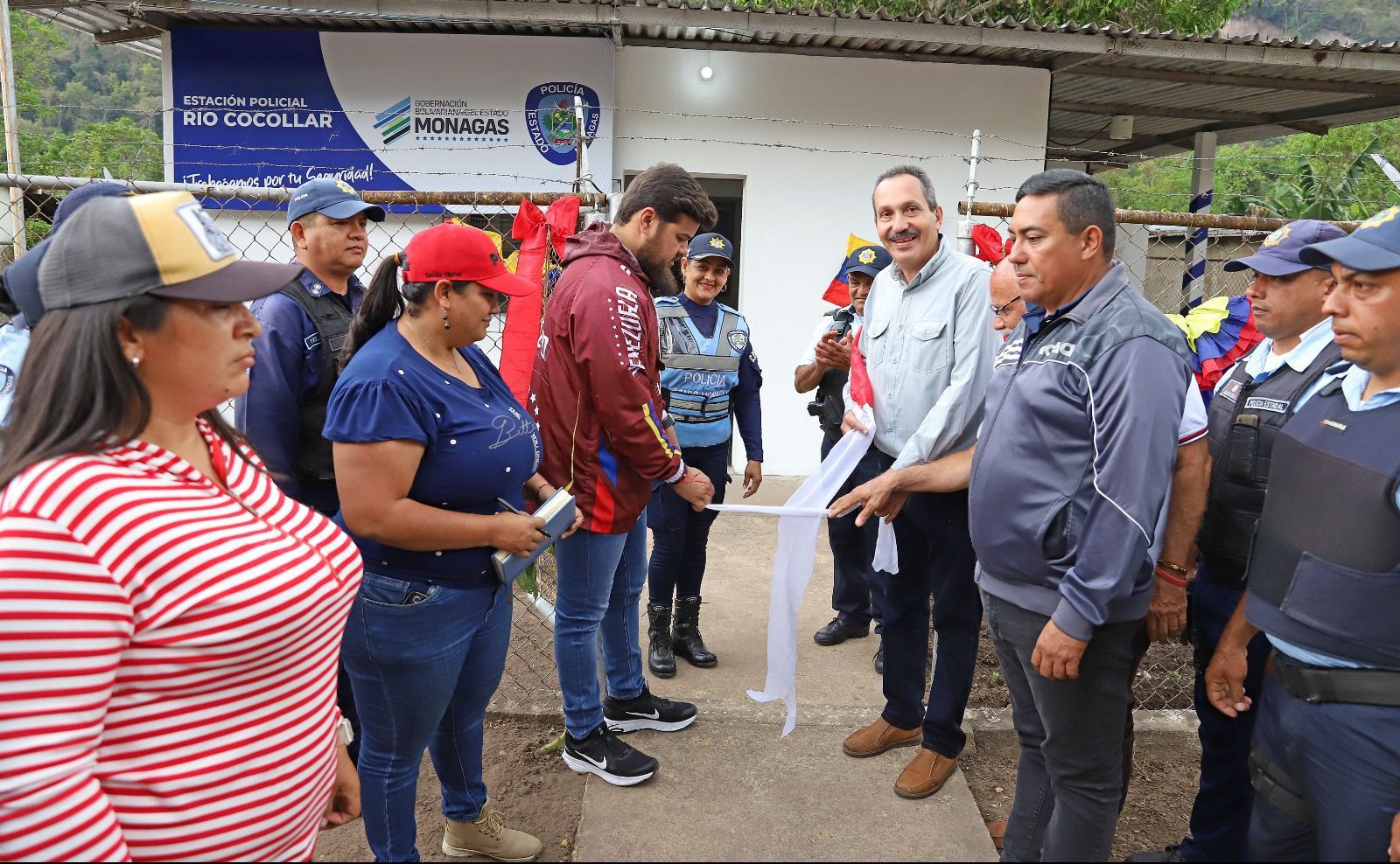 El gobernador Ernesto Luna entrega rehabilitado el puesto policial de Río Cocollar en el municipio Acosta