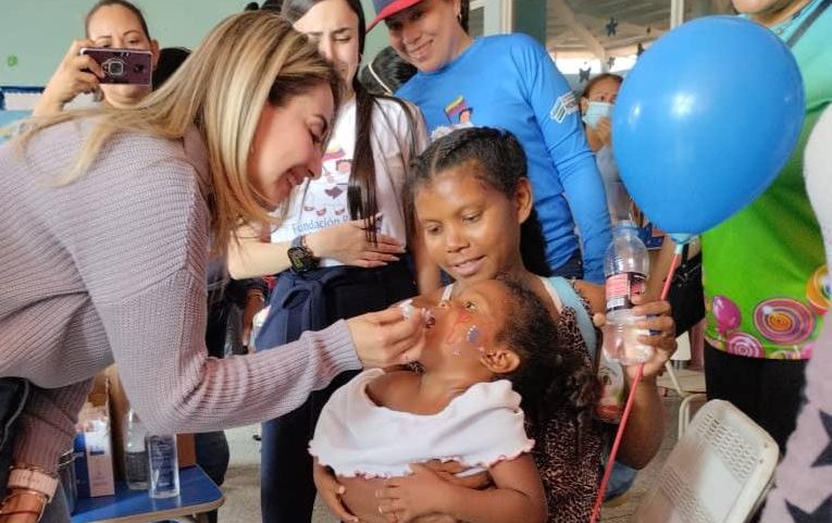 La primera dama del estado y presidenta de la Fundación Regional El Niño Simón Monagas, Sorenelly Zambrano de Luna, en la Mega Jornada de Vacunación