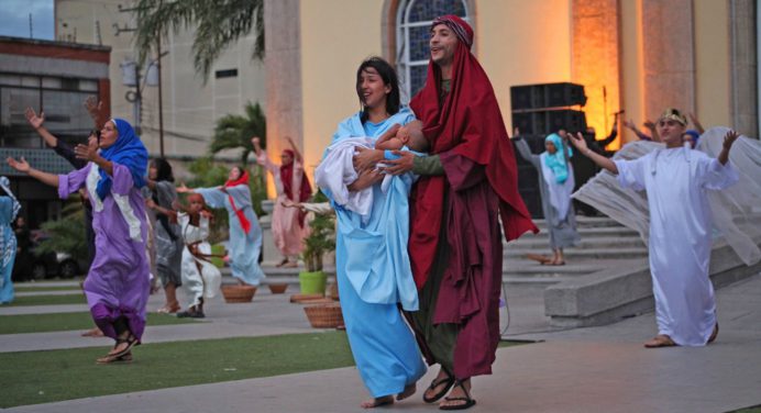 Más de 120 artistas escenificaron vida y muerte de Jesucristo en la plazoleta de la Catedral