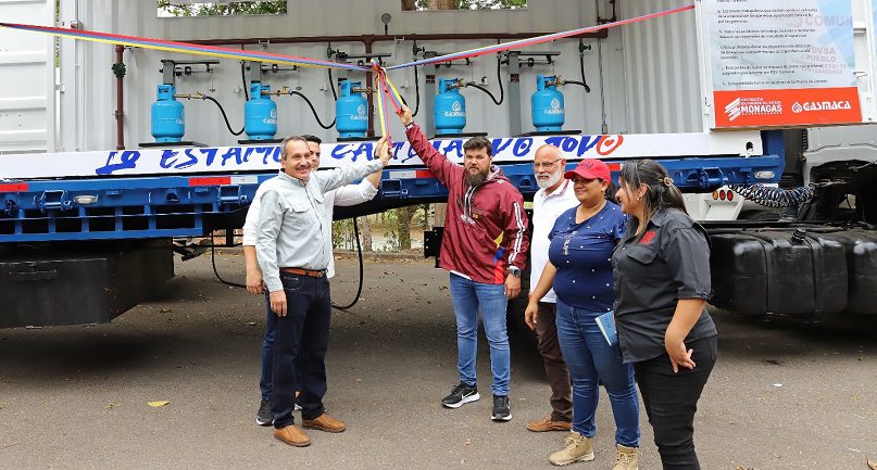 Ernesto Luna da inicio en el municipio Acosta a la jornada de distribución de gas doméstico, donde fue activada la Planta Móvil de Llenado de Gas Licuado