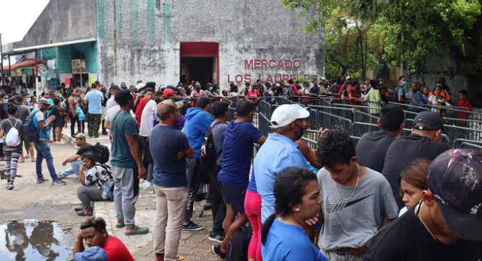 Mil migrantes llegan a oficinas de Comar en busca de petición de asilo