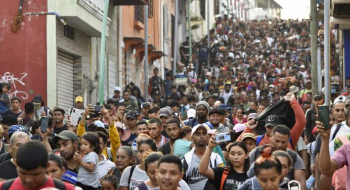 Miles de migrantes llegan a México para solicitar libre tránsito rumbo a EEUU