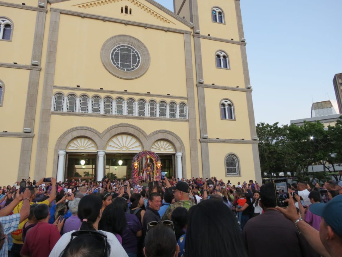 monaguenses pagaron promesas en procesion del nazareno laverdaddemonagas.com catedral salida1