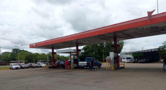 Nueva modalidad en estaciones de gasolina no satisface a usuarios