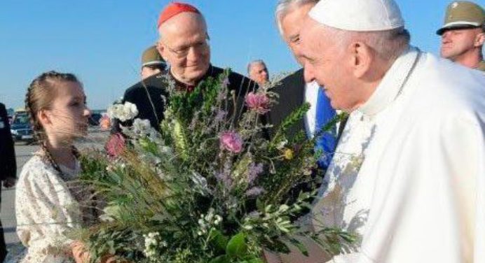 Papa Francisco llega a Hungría en visita pastoral