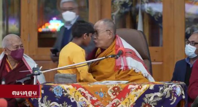 ¿Qué le pasa? Se viraliza nuevo video del Dalai Lama (+video)