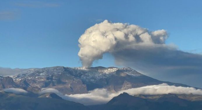 Registran caída de ceniza del volcán Nevado del Ruiz en 2 pueblos colombianos