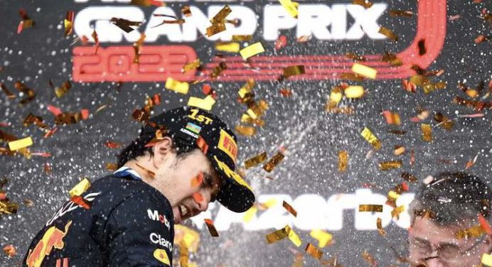 Sergio Pérez gana en Azerbaiyán y se acerca a Verstappen en el Mundial de F1