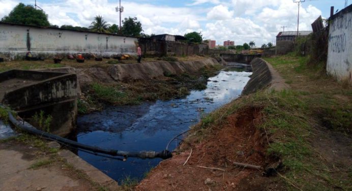 Trabajadores de la Alcaldía de Maturín sanean caño de Av. Universidad