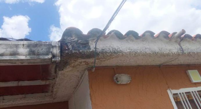 Tremendo susto pasó habitante de Las Carolinas por cortocircuito