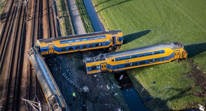 Un muerto y 30 heridos tras descarrilarse un tren