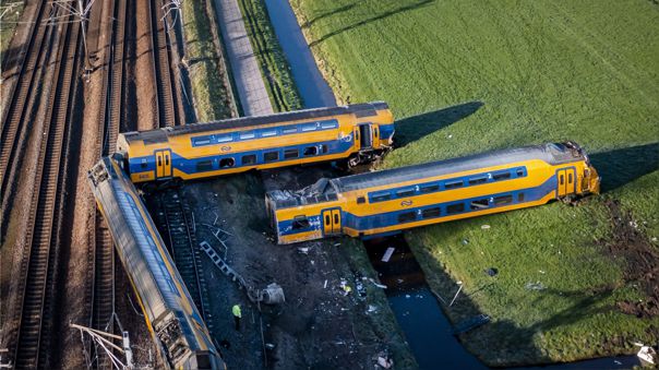Un tren de pasajeros y uno de mercancías chocaron con una grúa, en Países Bajos