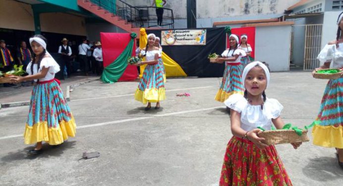 Zona Educativa realiza encuentro cultural de comunidades
