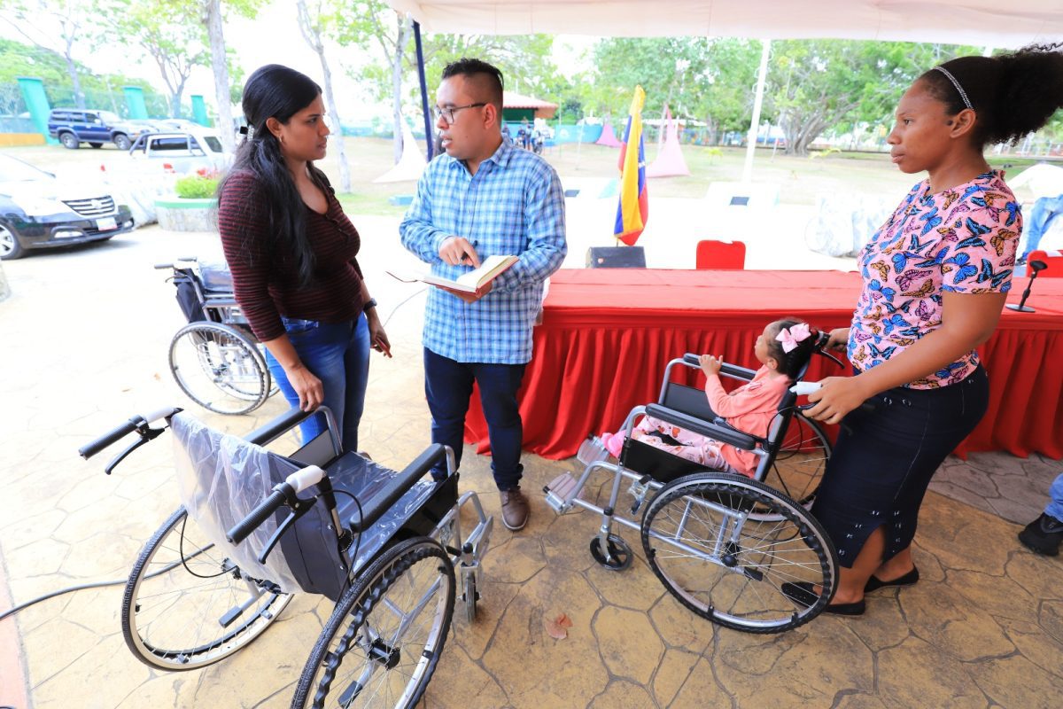 1x10 del buen gobierno entrega 104 sillas de ruedas y 12 bastones en monagas laverdaddemonagas.com whatsapp image 2023 05 15 at 3.00.43 pm