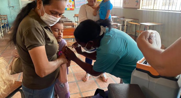 275 niños atendidos con Salud va a la Escuela en Eje 10 de Maturín⠀