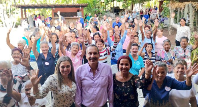 Más de 100 madres son agasajadas por el alcalde «Chúo» Velásquez en Acosta