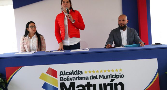 Alcaldesa Ana Fuentes entrega 41 licencias de actividades económicas a nuevas empresas