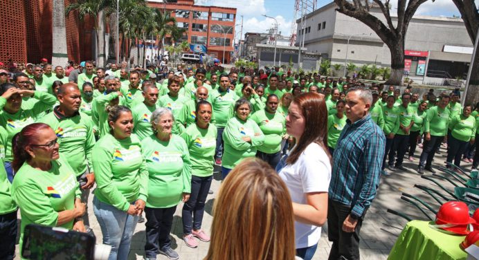 Ana Fuentes dota de uniformes e implementos a trabajadores de Iamam