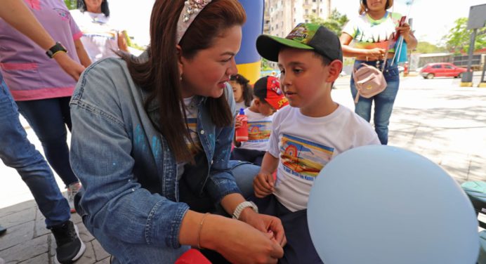 Ana Fuentes promueve campaña “Yo respeto el autismo” con mural en Maturín