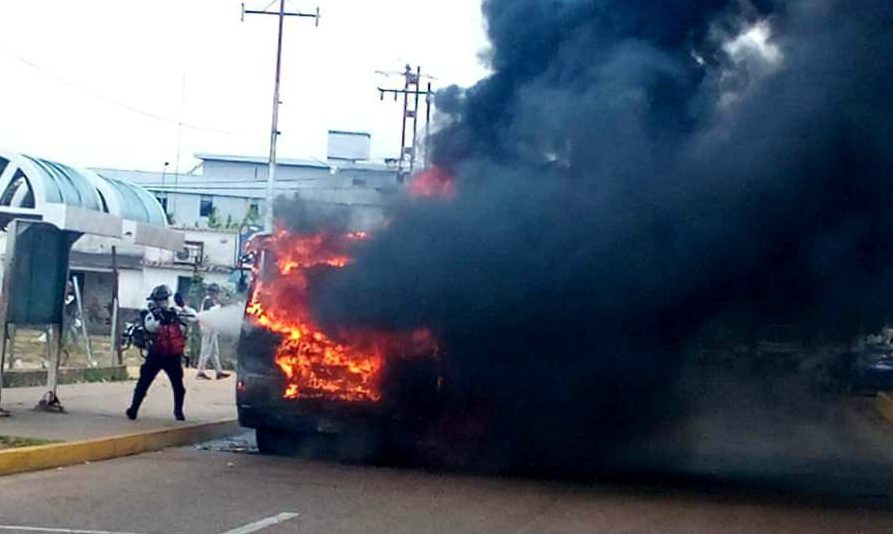 Autobús se incendió en la avenida Juncal