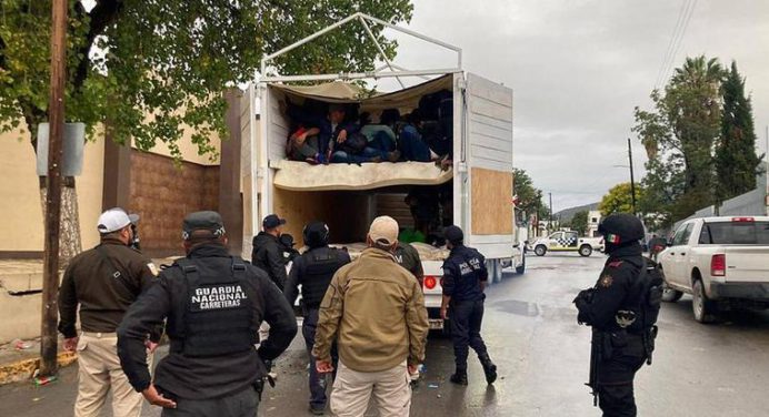 Autoridades interceptan a 174 migrantes que viajaban hacinados en camión en sur de México